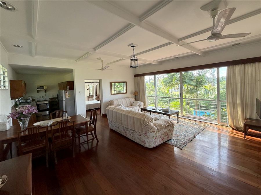 Bright living and dining room with big windows onto the garden